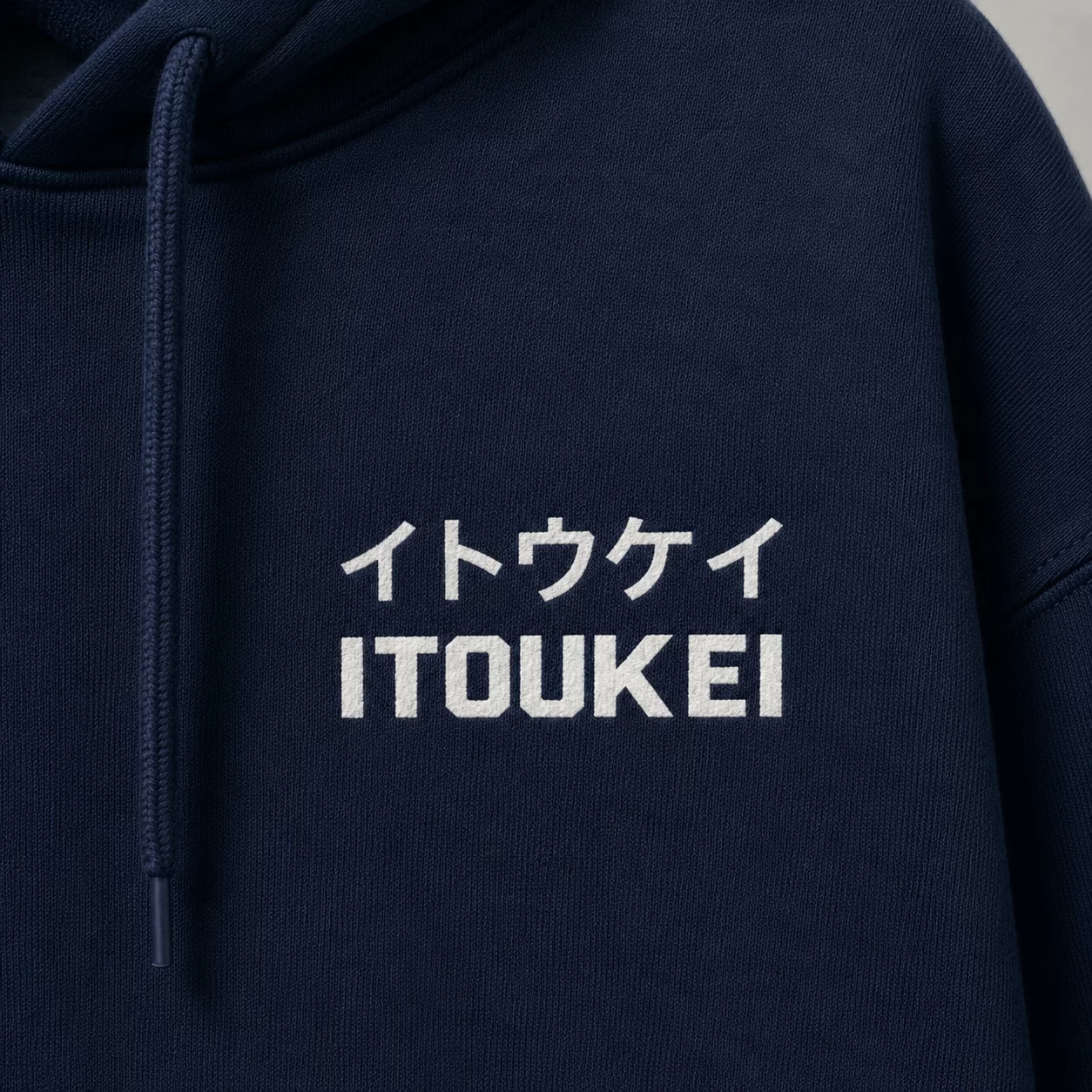 Hoodie ITOUKEI bleu marine — détail logo poitrine