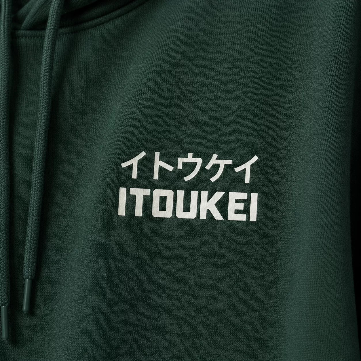 Hoodie ITOUKEI vert — détail logo poitrine