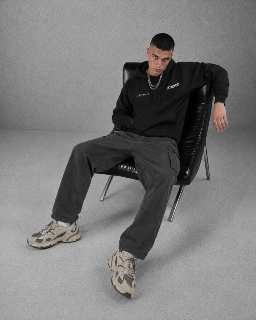 Hoodie ITOUKEI Basics noir porté, vue 2