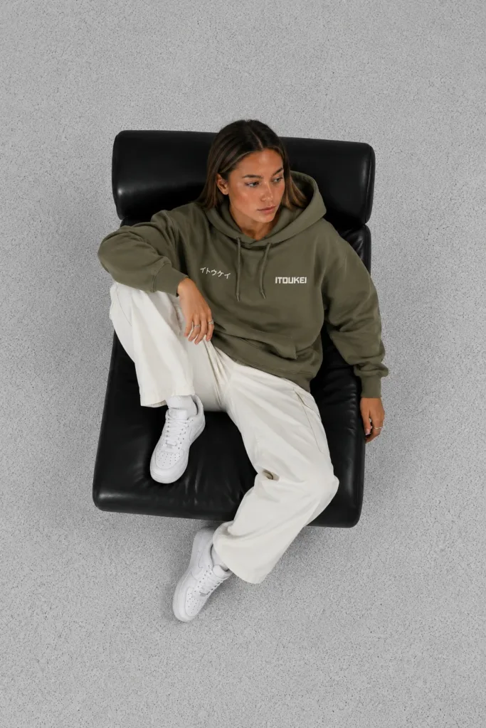 Hoodie ITOUKEI Basics olive porté