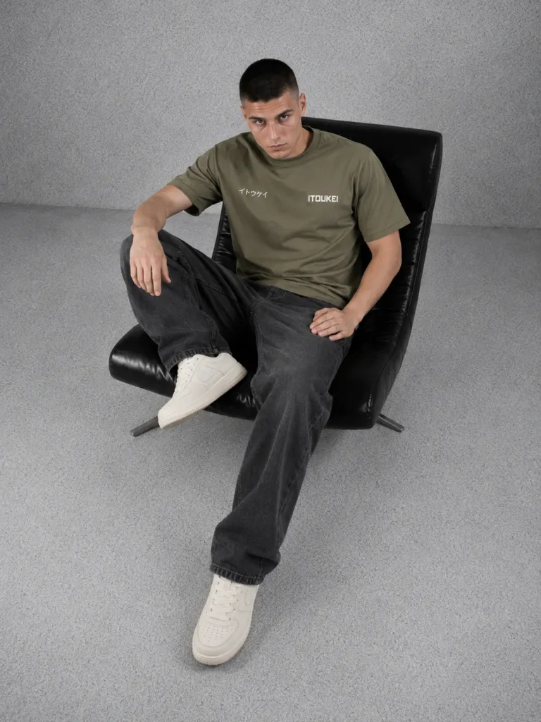 T-shirt ITOUKEI Basics olive porté